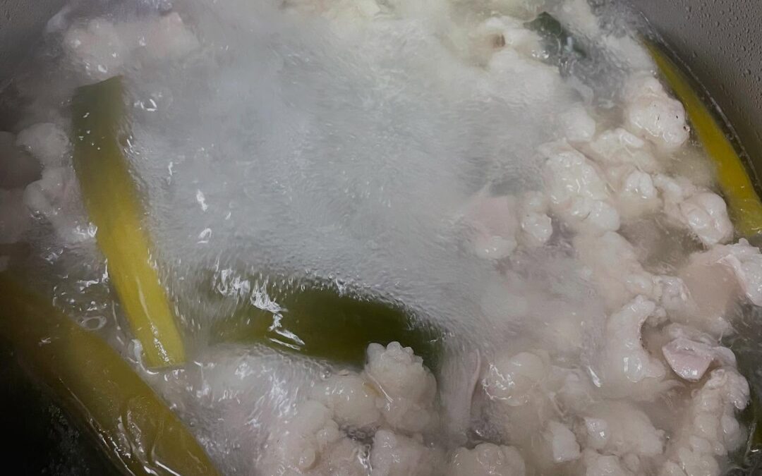 とりあえず一品の塩煮込み仕込み中！